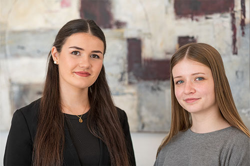 laechelnde-mitarbeiterinnen-bei-der-rentmeister-steuerberatung